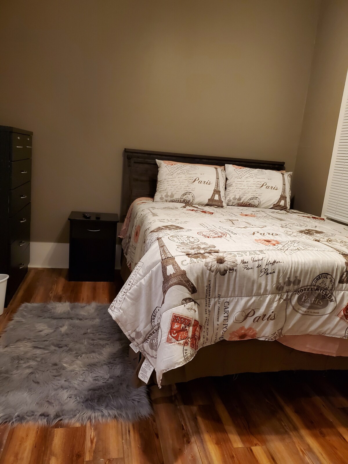 Cama doble tamaño queen en el primer dormitorio