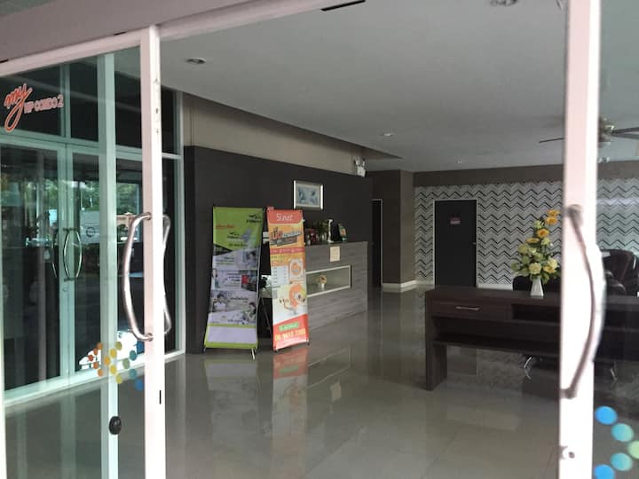 ที่ห้องโถงชั้น 1