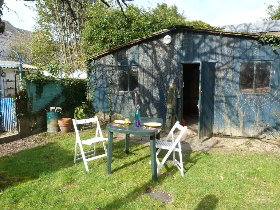 Barbecue, tables et chaises, à disposition dans le cabanon sous le grand cerisier.