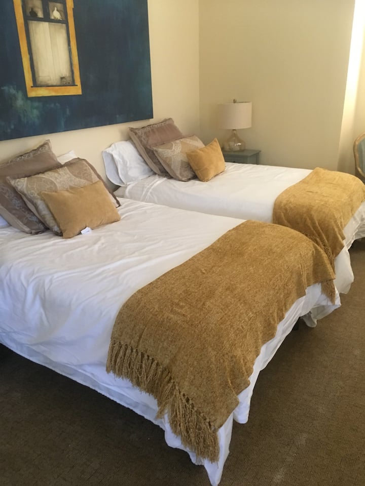 Dormitorio principal en la planta superior con dos camas completas.