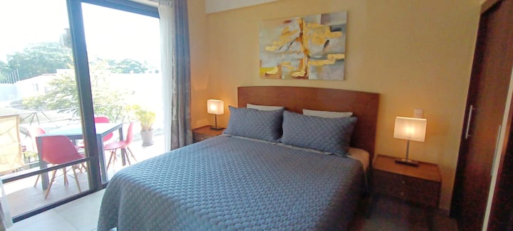 主卧配有加大双人床 