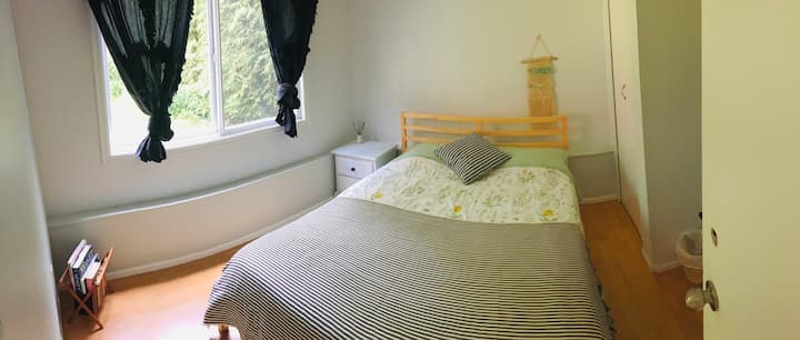 Მთავარი საძინებელი 152 × 203 სმ საწოლით