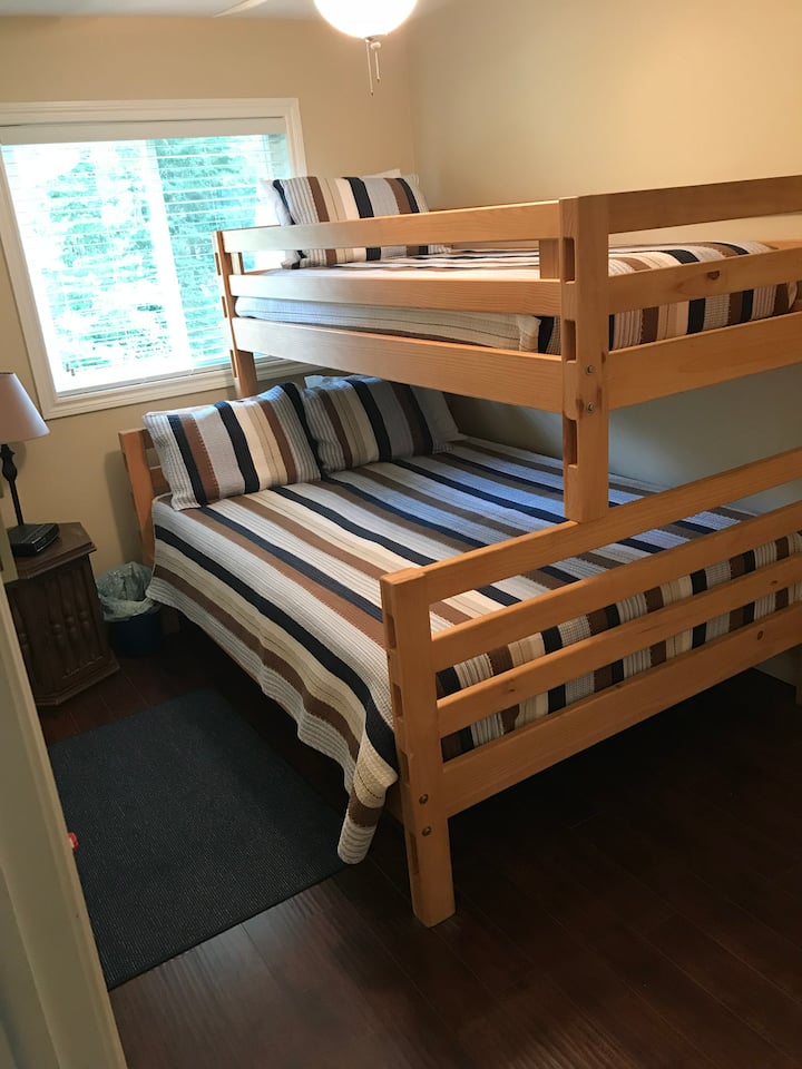 Სტუმრების საძინებელი №1 დედოფალთან და ტყუპთან ერთად.