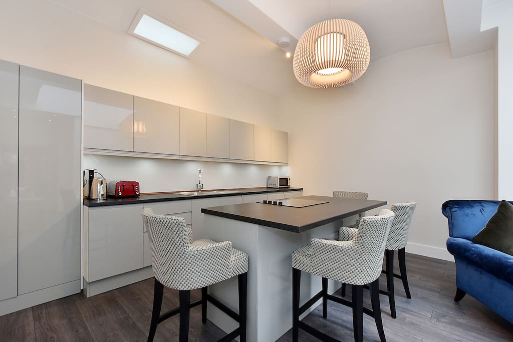 The well-equipped kitchen and ultra comfortable dining bar