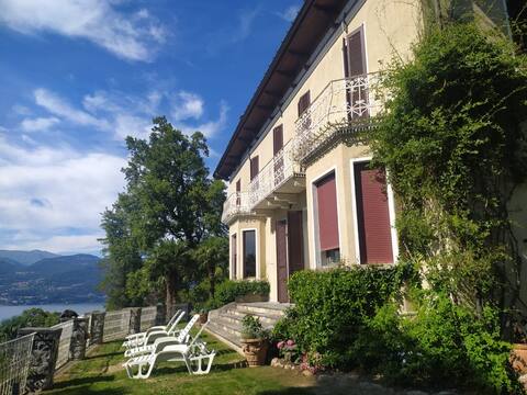Villa stately, lake view