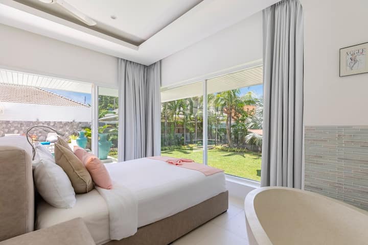 Despierta con impresionantes vistas desde tu dormitorio con vistas al exuberante oasis del jardín.