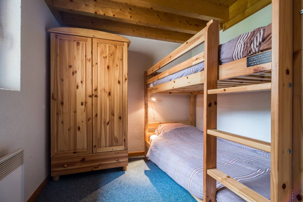 Slaapkamer beneden met stapelbed
