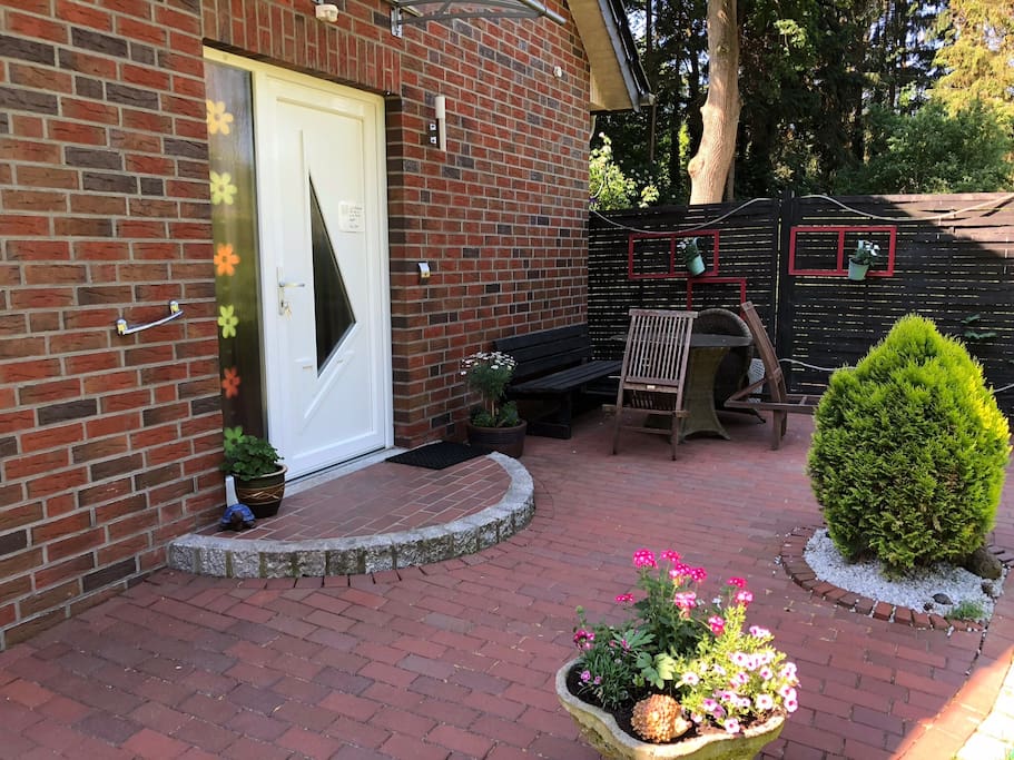Eingang mit Terrasse - die Terrasse darf genutzt werden, Polster liegen bereit.