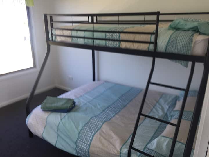 غرفة نوم بطابقين في الطابق العلوي