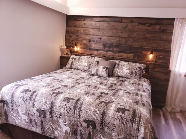 Segundo dormitorio con cama tamaño king.