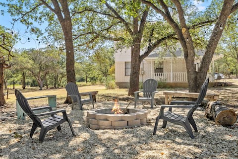 Quiet 4BR Farmhouse: Ideal Family Retreat