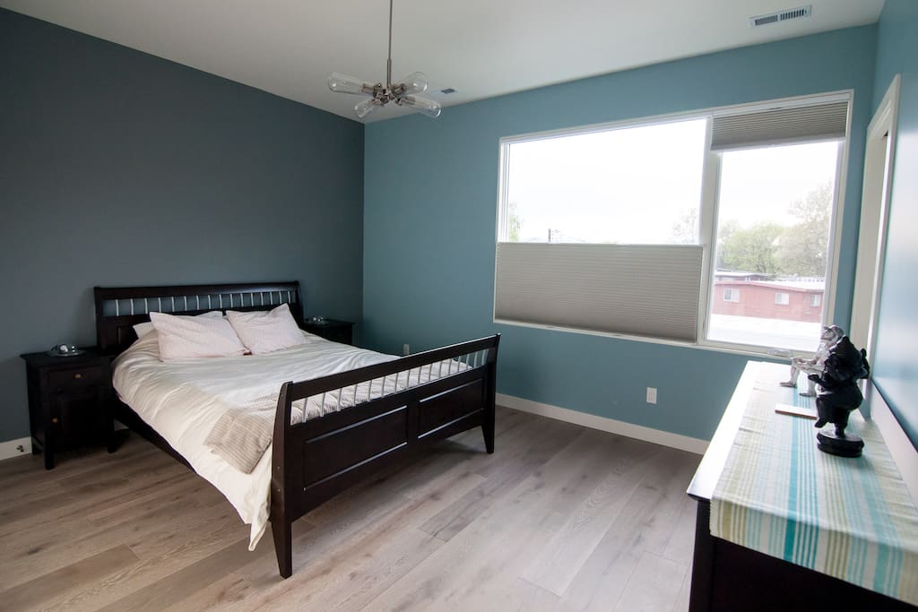 Bedroom with queen size bed and mountain views