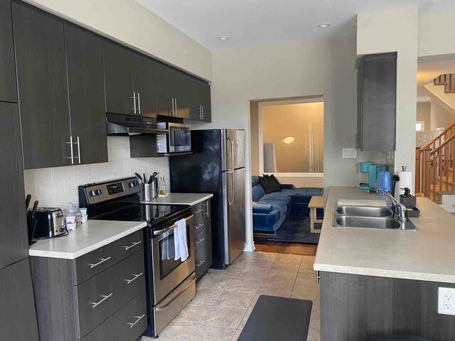 4 Bedroom Luxury Barrhaven House gallery image 2