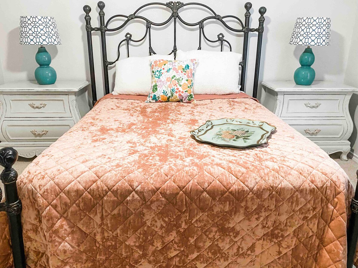 سرير بحجم كوين ، يتسع لنوم شخصين