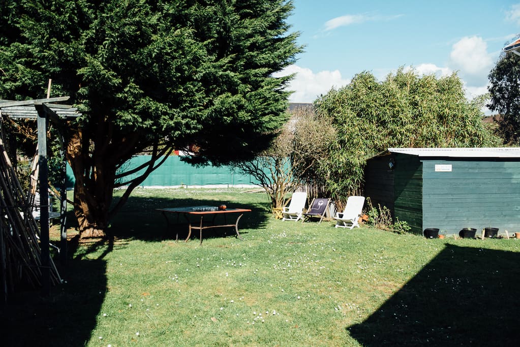 Grand jardin au calme et ensoleillé toute la journée.