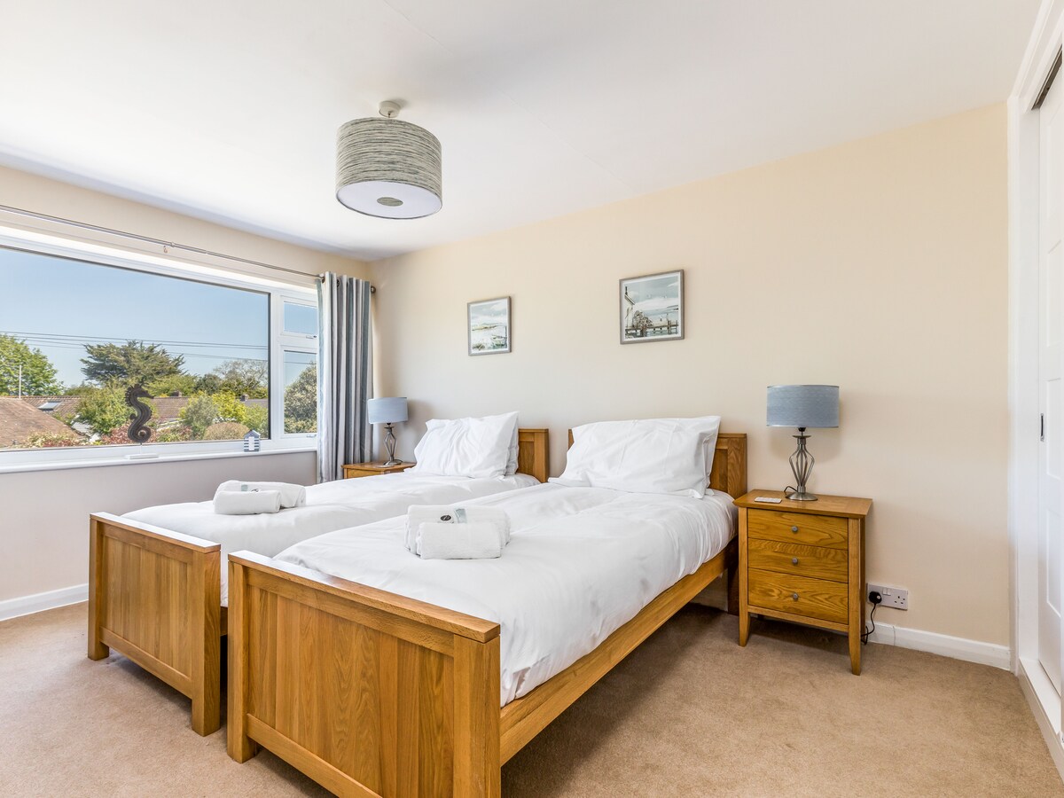 غرفة نوم مزدوجة تطل على حديقة الفناء