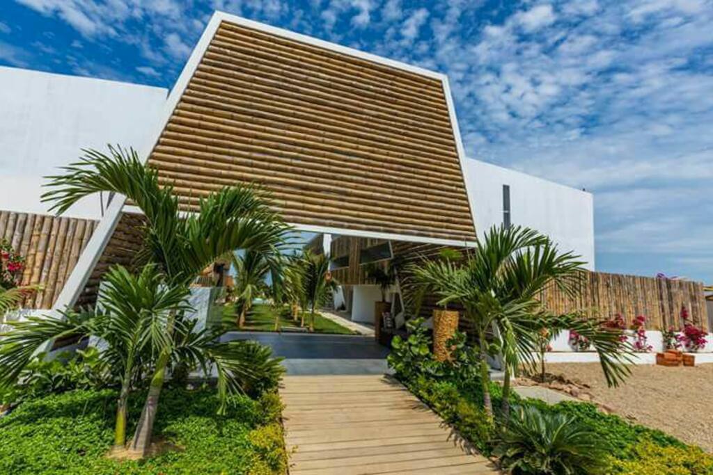Entrada del Condominio "Pameras de Bocapan"
