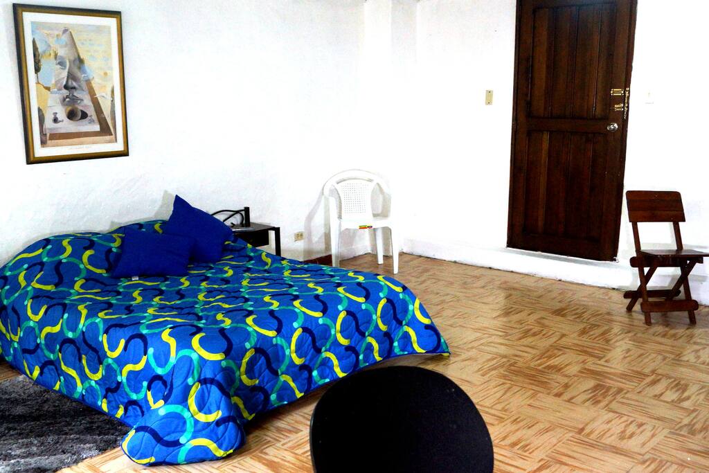 Habitancion con espacios grandes iluminada y con baño privado
Habitation with large spaces illuminated and with private bathroom
