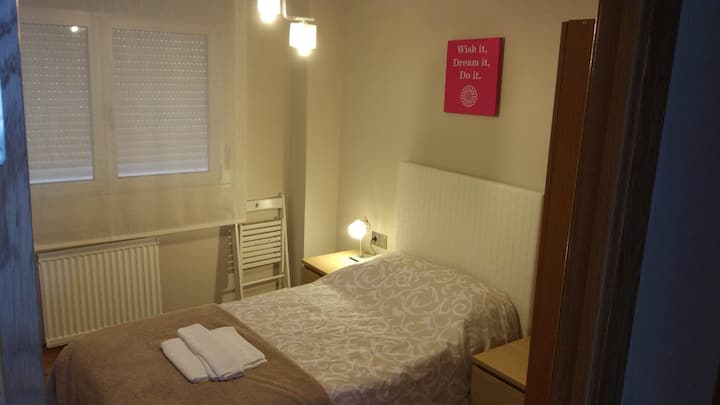 Habitación 3: Una o dos camas de 105. Colchones muy cómodos. Ventana insonorizada.