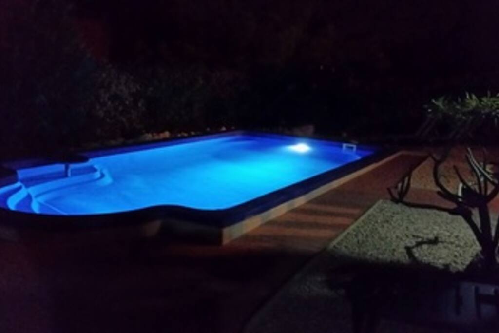 De tuin is 's avonds prachtig verlicht.