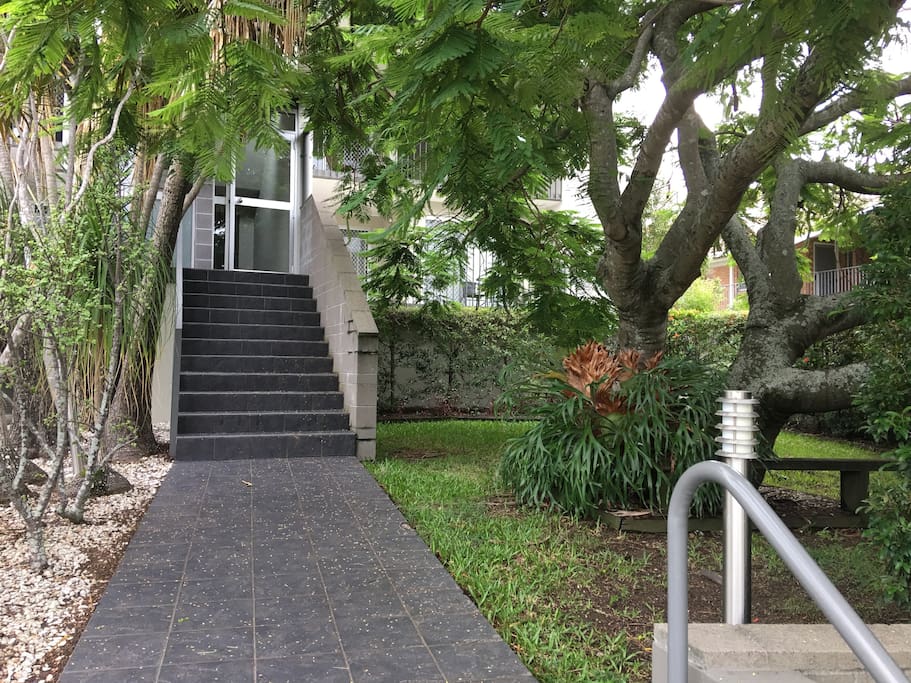 A peaceful entrance
with space to sit