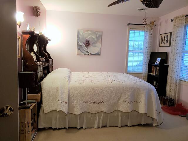 Master Suite-off I99/on HM bus rte-4 mi to Campus