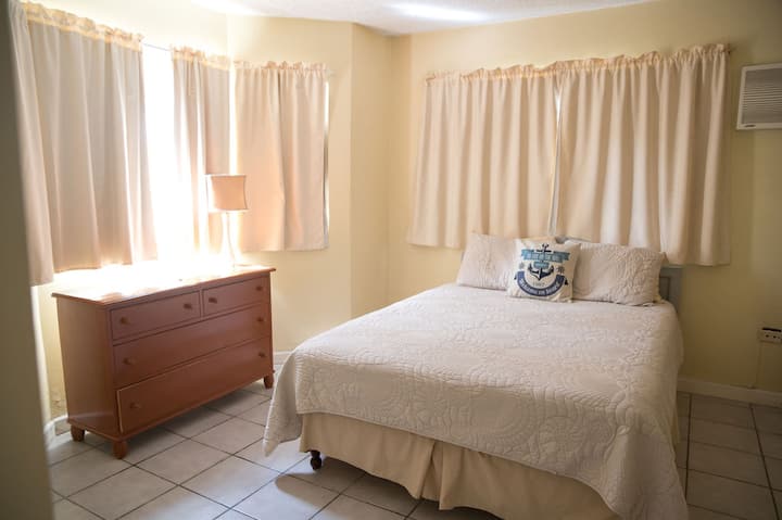 El segundo dormitorio tiene una cama tamaño queen. Se puede agregar una cama individual plegable si es necesario.