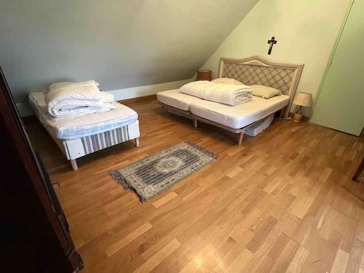 Средната спалня с 4 - то легло на 180 и легло на 90. Достъп до банята.