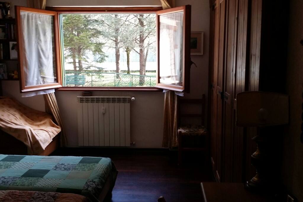 Camera da letto, i due letti separabili o unibili in matrimoniale. La poltrona anche è un letto.
