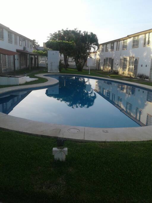Hermosa alberca a unos pasos de la entrada de la casa.