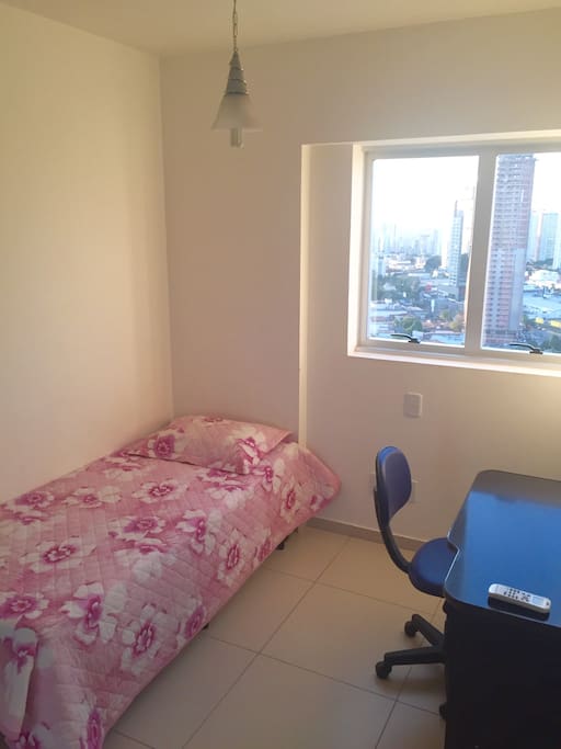 Quarto de solteiro com ar condicionado