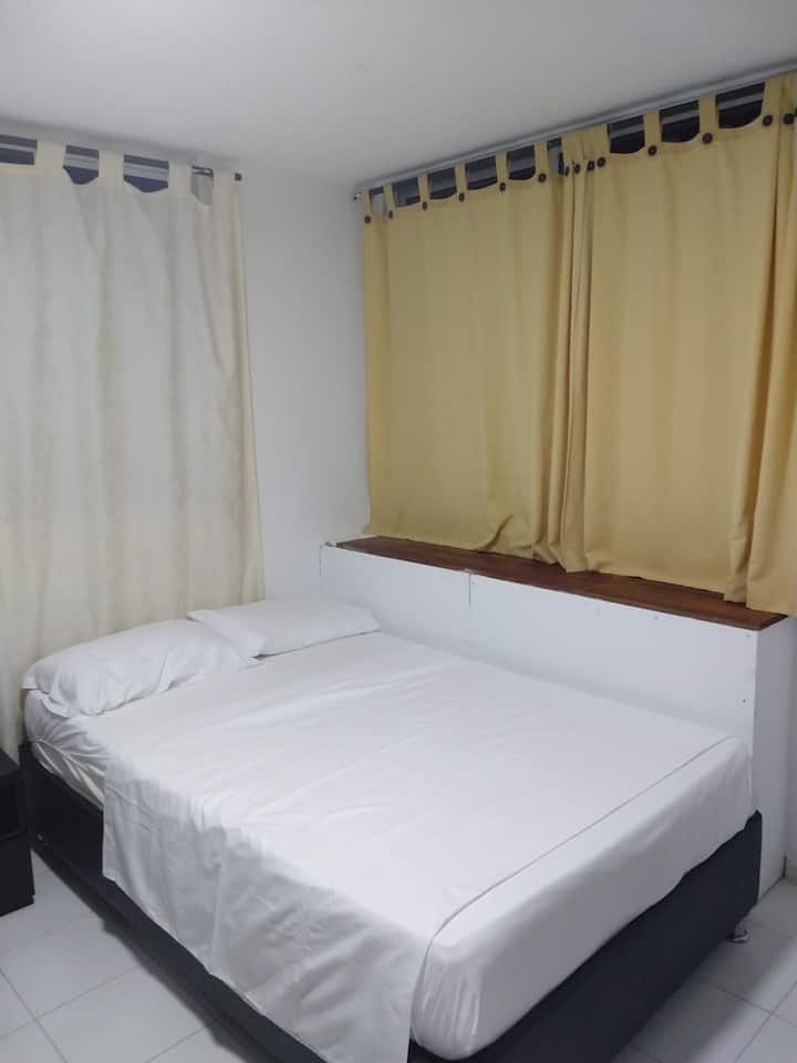 第二间卧室，双人床