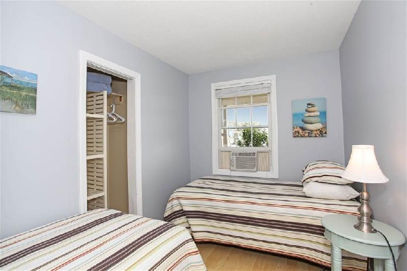  غرفة النوم الأولى بسريرين متماثلين