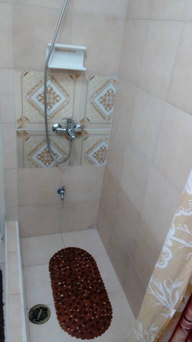 Other view of the bathroom