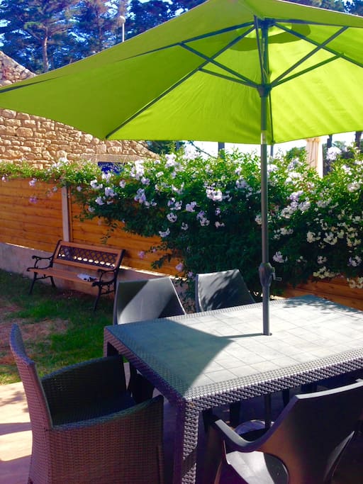 la terrasse et son salon de jardin