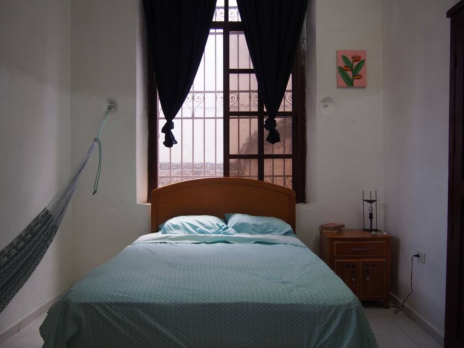 Cuenta con una cama matrimonial, una hamaca, lámpara de lectura, silla interior...
