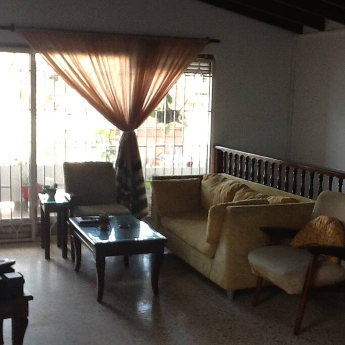 Sala y balcón.