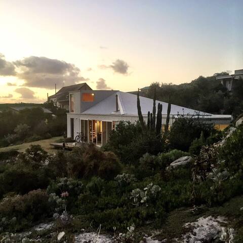 Chic & simple beach cabin on Cape Point Reserve gallery image 3