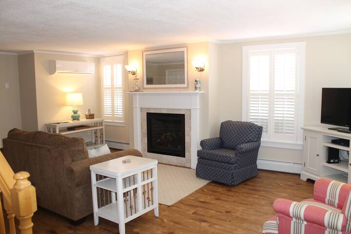 The Newport Cottage.Perfect Location/Comfort/Style gallery image 3