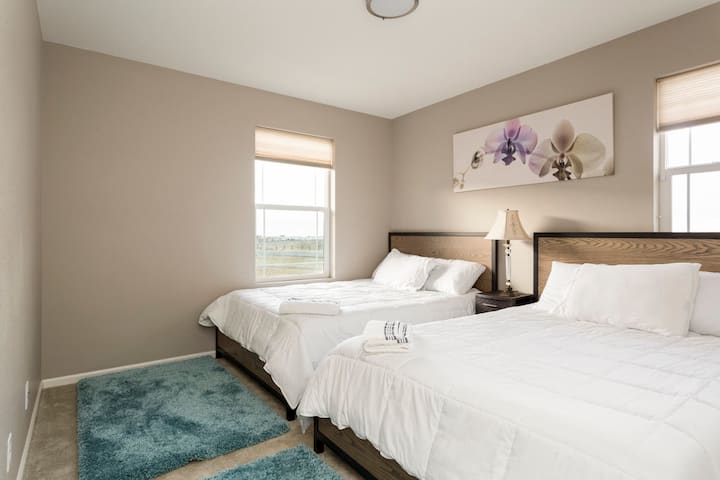 卧室3客房，配有两张漂亮的全尺寸床和泡沫床垫