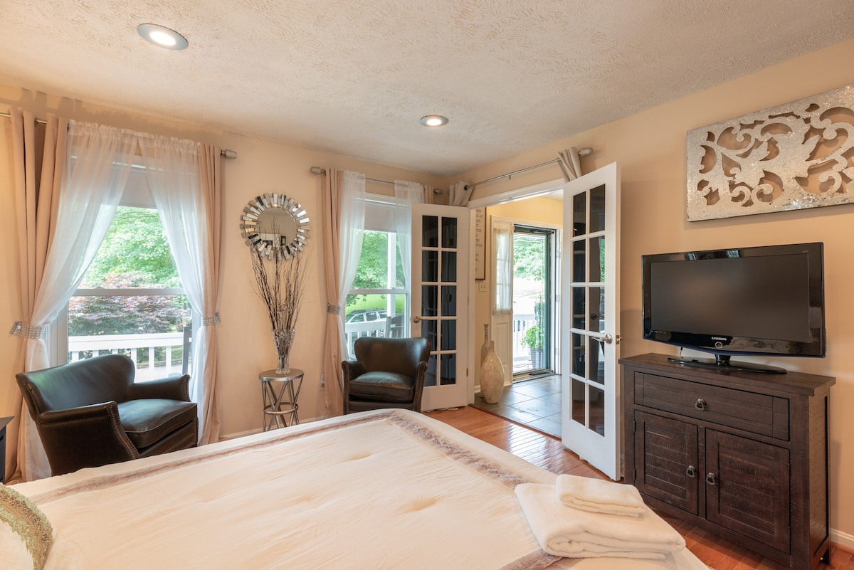 Bedroom 1 - The Chesapeake Room 