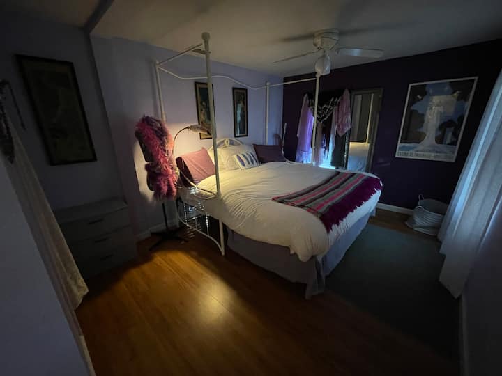 1号卧室拥有浪漫的氛围，配有复古印花和树冠式加大双人床