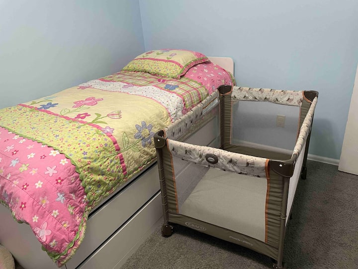 Kitanda cha watoto wachanga/watoto wadogo kinapatikana. 