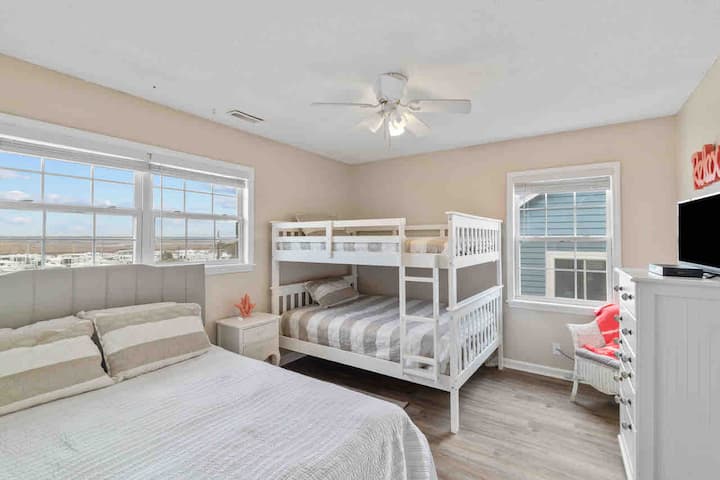 2nd floor bedroom with queen bed & double over double bunkbeds