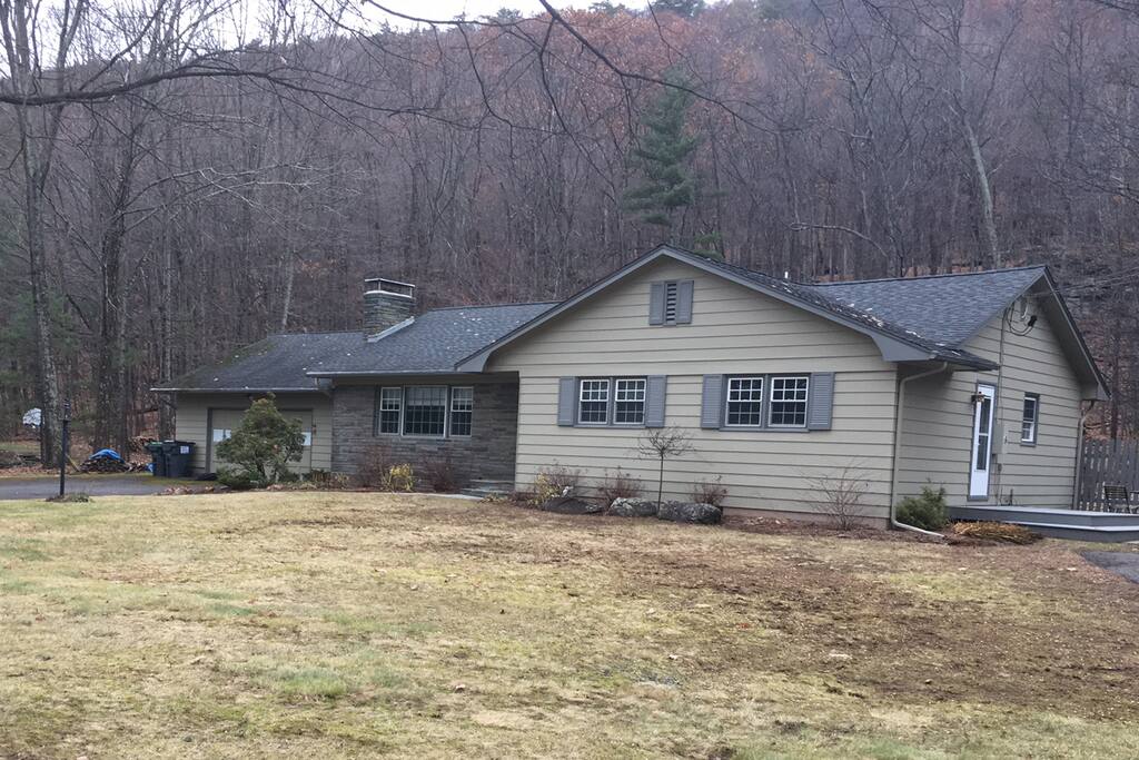 Front of house with apartment on the right with a wooden deck