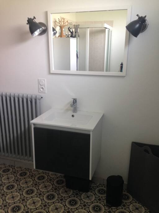 salle de bain avec douche privative