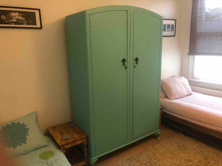 Dormitorio dos con dos camas individuales, un escritorio y espacio en el armario. Para niños o adultos separados.