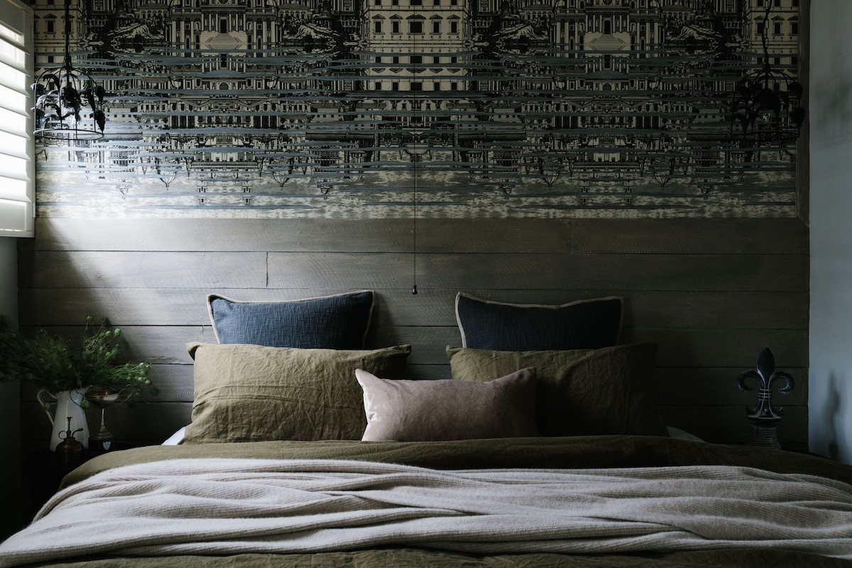 חדר Fornasetti מציג את 'Riflesso ', ציור קיר שמציג את הבארוק רומא,  מאת פייר פורנסטי.  ניתן לפצל מיטת קינג סייז לשני מיטות יחיד עם שולחן מתקפל וארון גדול. דלתות צרפתיות נפתחות לגינה טוסקנית ומקיפות מרפסת.