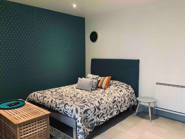 Studio neuf 25 m² /2 min à pied gare tram/ wifi!