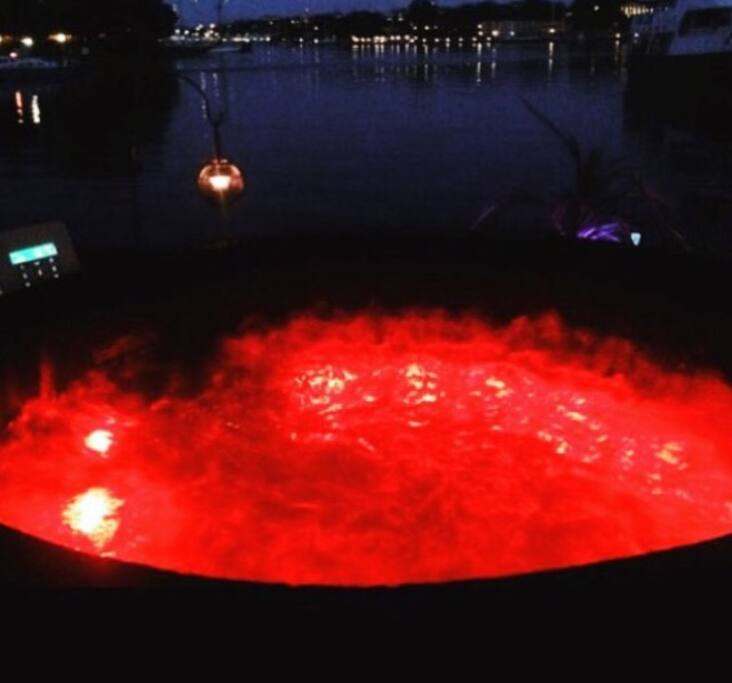 Upplyst uppvärmd bubbelspa utsikt över vattnet , Djurgården och Skeppsholmen